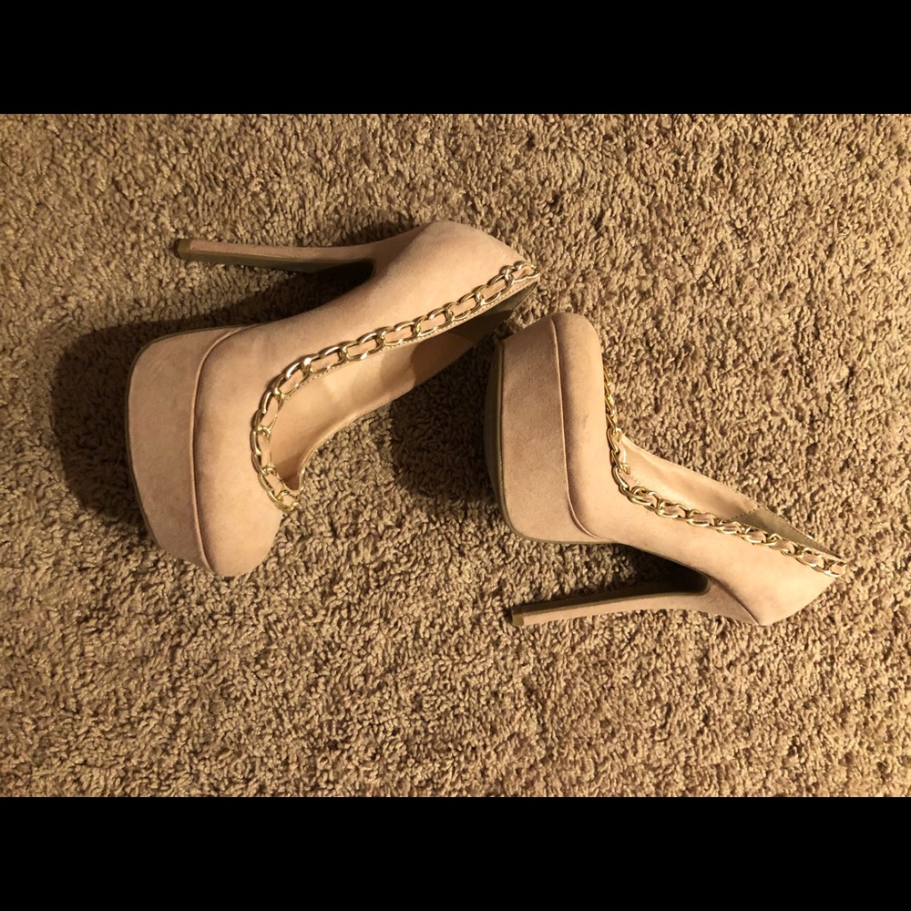 Super sexy pink suede pumps with chain detail